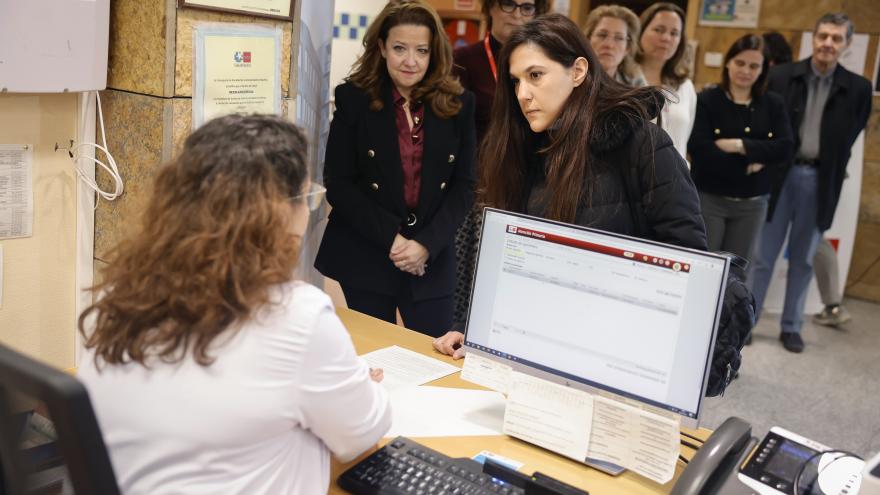 La consejera Fátima Matute durante su visita al Centro de Salud Mirasierra
