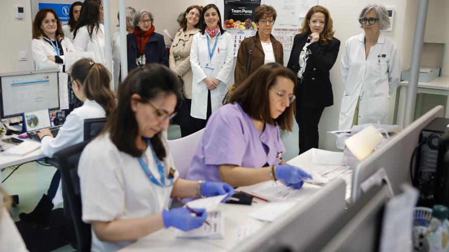 La consejera Fátima Matute durante su visita al Laboratorio de Cribado Neonatal del Hospital Gregorio Marañón
