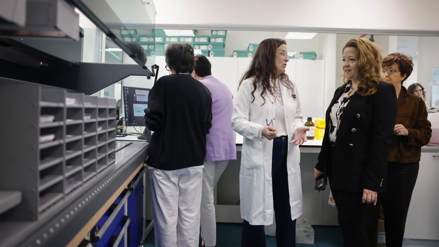 La consejera Fátima Matute durante su visita al Laboratorio de Cribado Neonatal del Hospital Gregorio Marañón