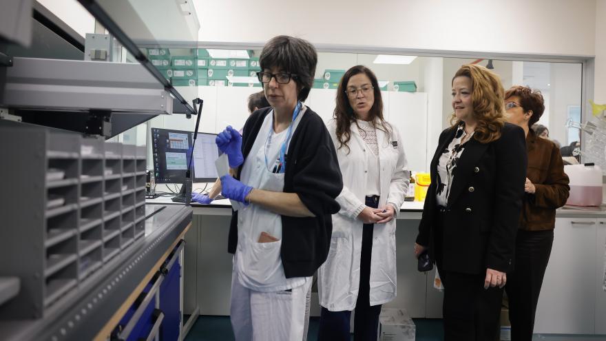 La consejera Fátima Matute durante su visita al Laboratorio de Cribado Neonatal del Hospital Gregorio Marañón