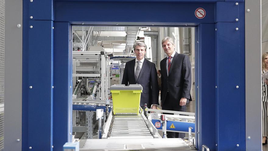 Ángel Garrido y Enrique Ruiz Escudero en la sede institucional de la cooperativa de distribución de medicamentos Bidafarma