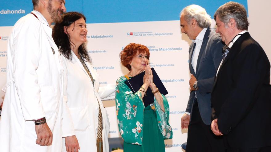 La Comunidad homenajea a la paciente trasplantada más longeva, a los 50 años de su operación en el Hospital Puerta de Hierro 
