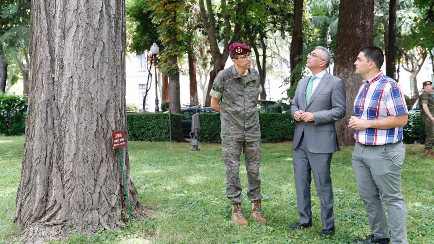 Izquierdo visita el Palacio de Buenavista con ocasión del Día Mundial del Árbol