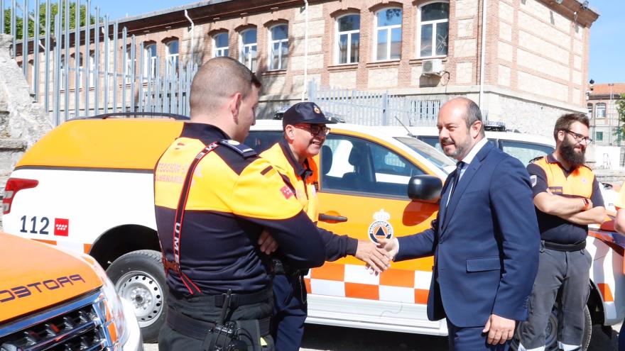 Pedro Rollán en la entrega de la nueva dotación de vehículos de Protección Civil