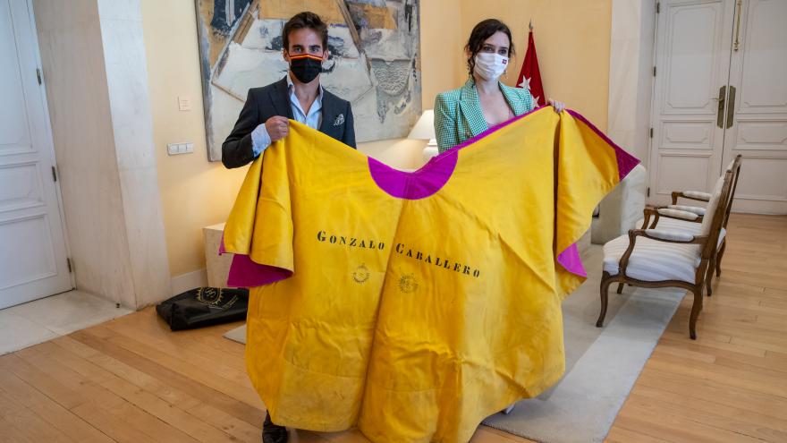 Isabel Díaz Ayuso se reúne con el torero Gonzalo Caballero