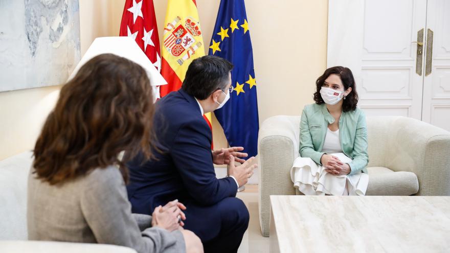 Isabel Díaz Ayuso ha recibido en la Real Casa de Correos al presidente del CDR, Apostolos Tzitzikostas