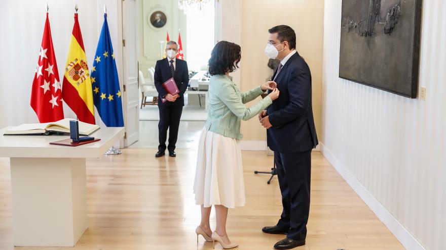 Isabel Díaz Ayuso ha recibido en la Real Casa de Correos al presidente del CDR, Apostolos Tzitzikostas