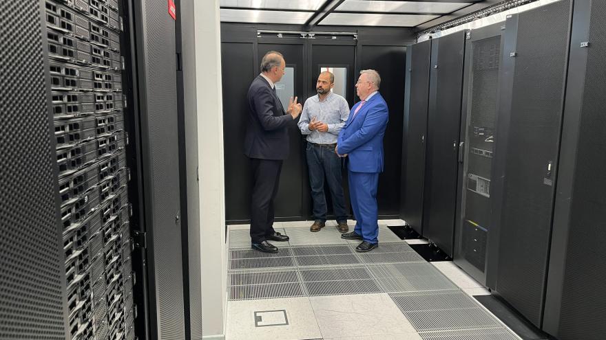 El consejero Miguel López-Valverde en el Centro de Supercomputación y Visualización de la Universidad Politécnica de Madrid