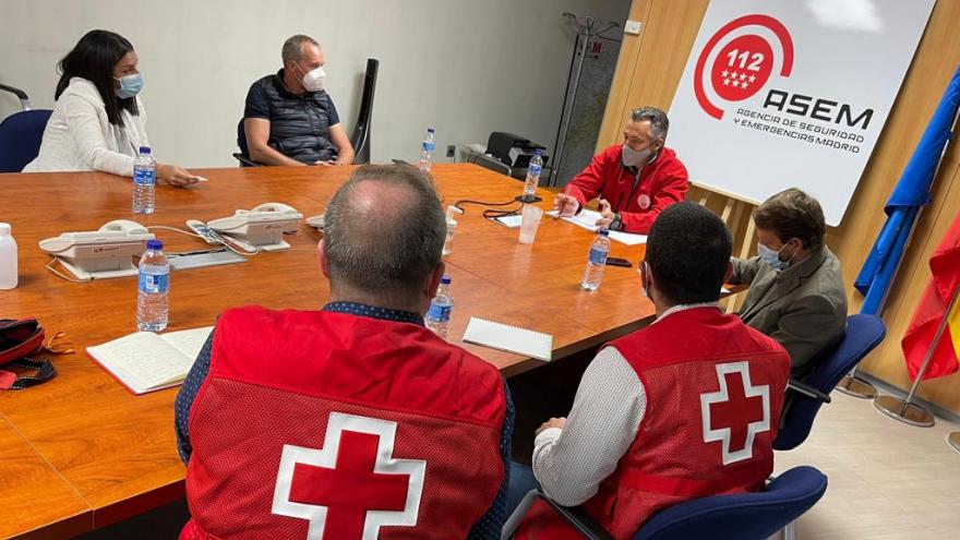 Miembros Cruz Roja mesa de reuniones