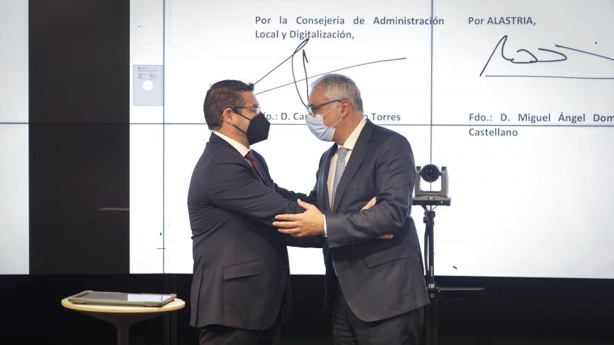 El consejero estrechando la mano del representante de ALASTRIA