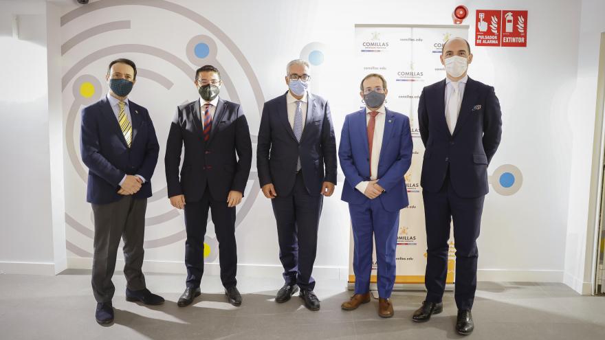 El consejero posando con otros participantes del acto