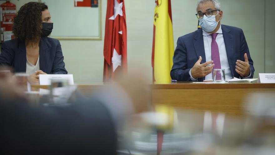 Plano del consejero sentado en la mesa de la intervención hablando