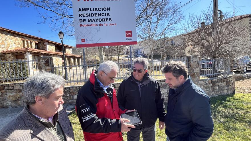 El consejero visitando Robledillo de la Jara