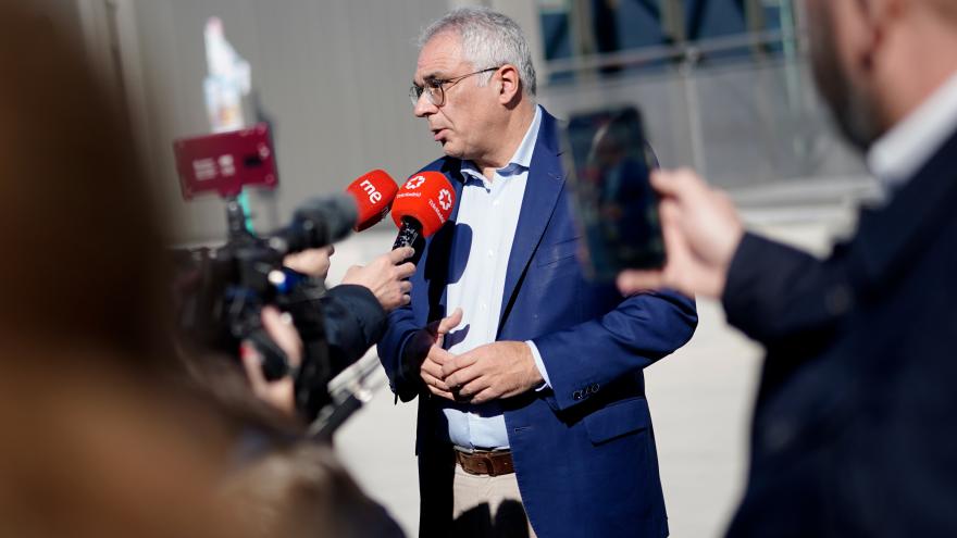 Carlos Izquierdo atendiendo a los medios de comunicación
