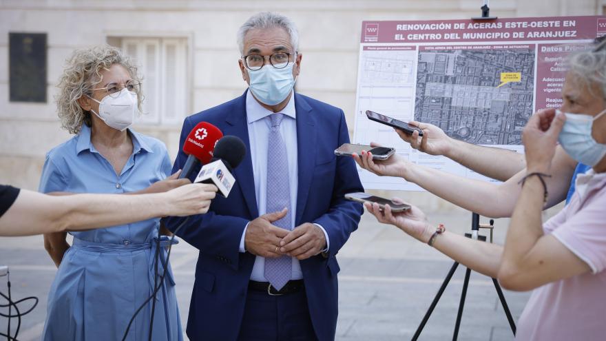 El consejero atendiendo a la prensa