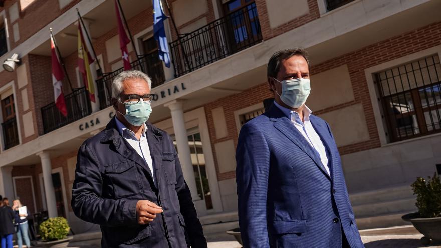 Carlos Izquierdo durante su visita al nuevo Ayuntamiento de Tielmes