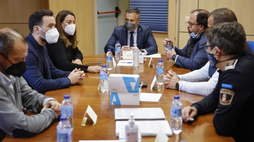 El viceconsejero presidiendo la reunión con todos sentados en una mesa