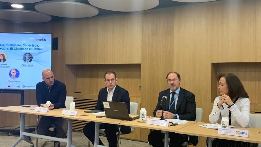 Una instantánea de la clausura la presentación del Libro Blanco de la mesa de movilidad inteligente como servicio