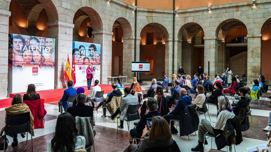 Plano general del acto donde se ve a la consejera hablando en el atril 