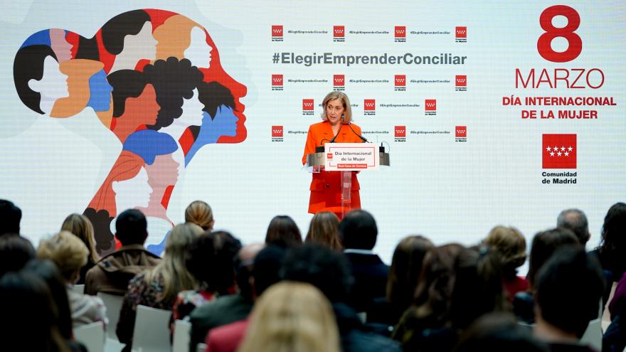 La consejera interviniendo en el atril 
