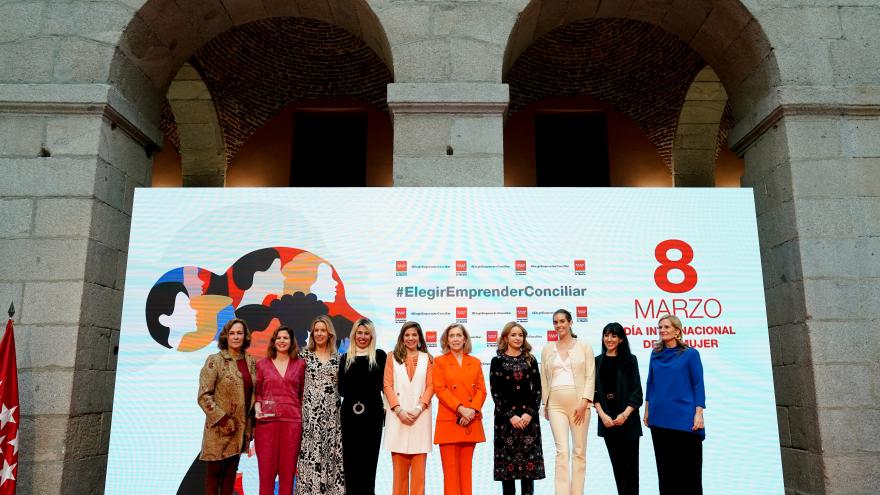 Fotografía de las galardonadas con la consejera 