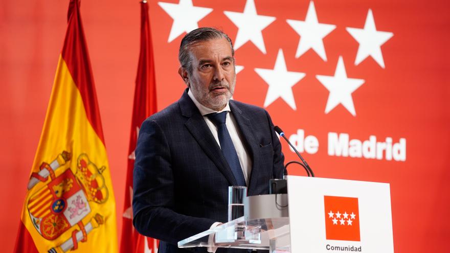 Primer plano del consejero Enrique López