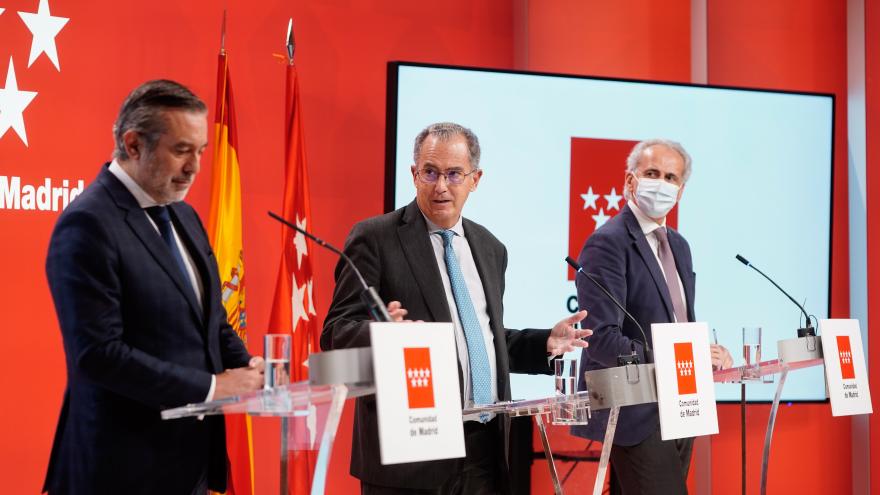 Plano de los tres consejeros frente a sus atriles