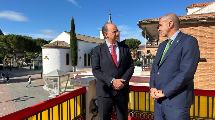 El consejero Miguel López-Valverde durante su visita a Sevilla la Nueva