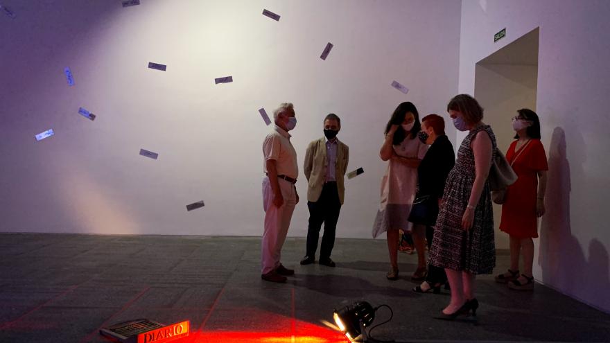 Marta Rivera visita la exposición Que nos roban la memoria