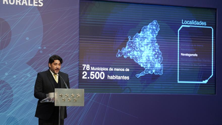 David Pérez hablando desde un atril