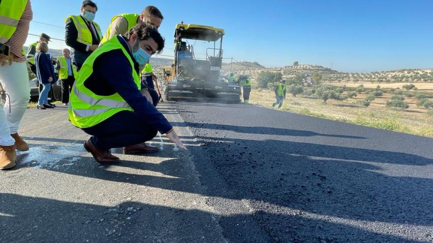 El consejero mirando el firme de la carretera