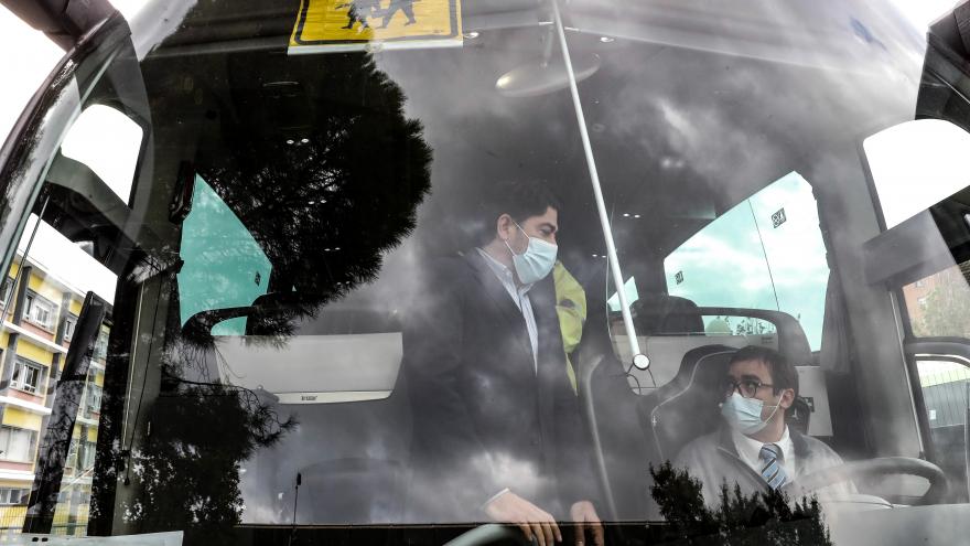 El consejero subiendo a un autobús
