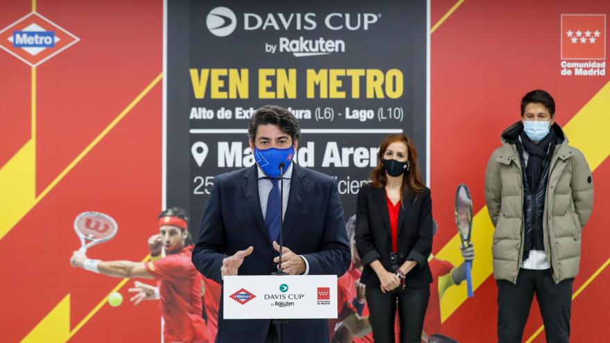 El consejero interviniendo en el atril