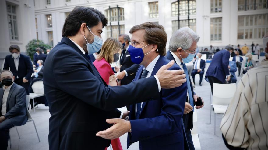 El consejero hablando con el alcalde de Madrid