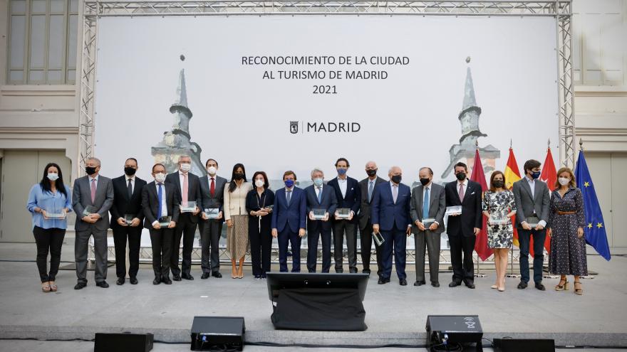 Fotografía de familia en el escenario de todos los premiados