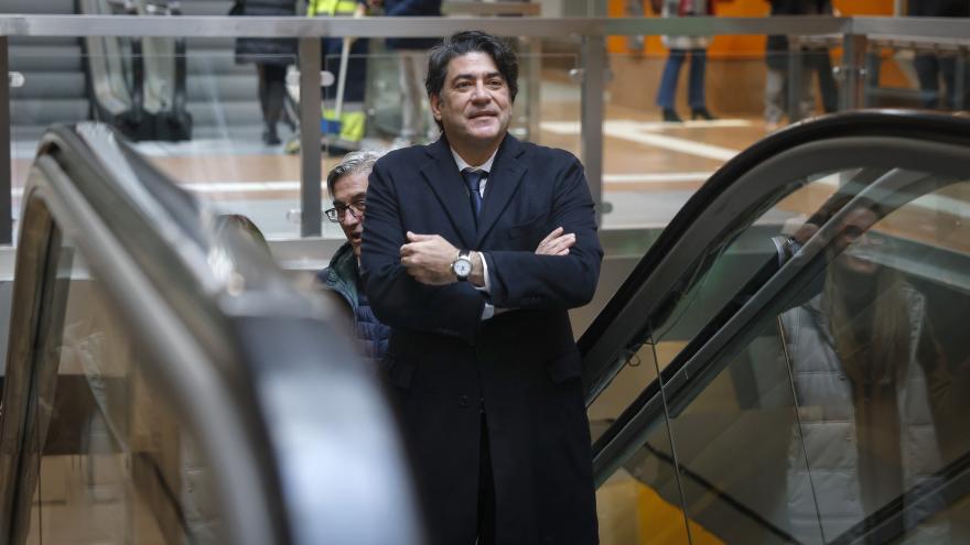 David Pérez sube en una escalera mecánica en el intercambiador de Plaza de Castilla