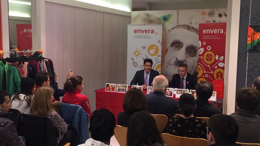 David Pérez durante la firma del convenio con el Grupo Envera 