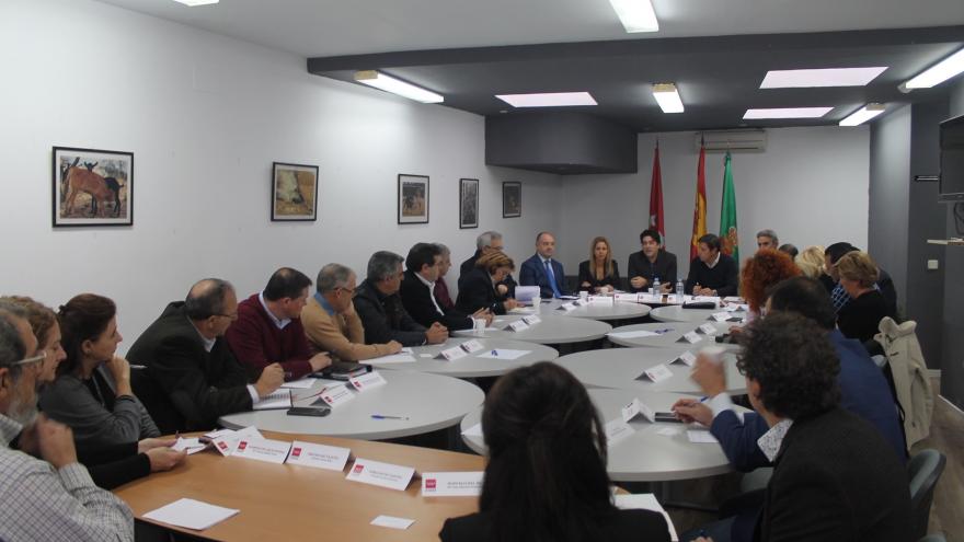 David Pérez durante la reunión con los alcaldes del sureste