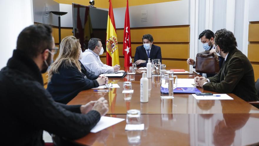 David Pérez durante su reunión con los vecinos de San Fernando de Henares