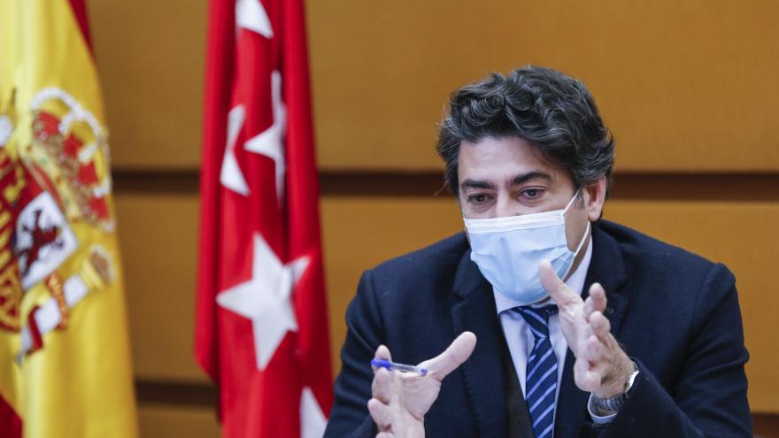 David Pérez durante su reunión con los vecinos de San Fernando de Henares
