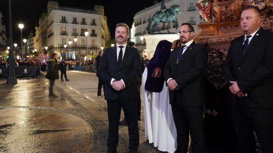 Mariano de Paco Serrano en el paso de procesiones por la Puerta del Sol