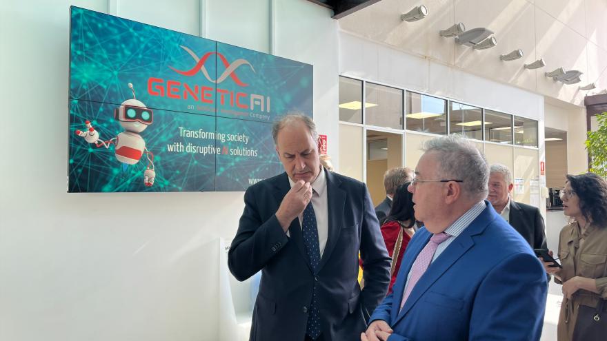 El consejero Miguel López-Valverde en el Centro de Supercomputación y Visualización de la Universidad Politécnica de Madrid