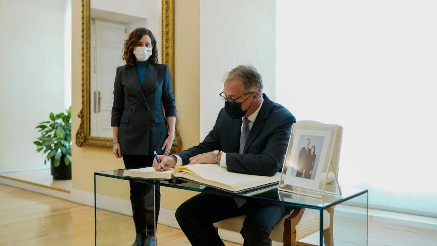 El alcalde de Lima firmando en el libro de visitas