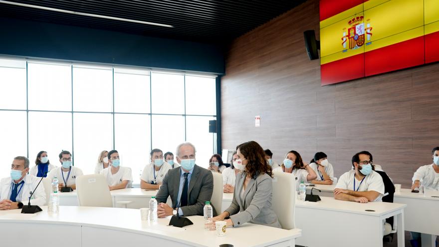 La presidenta sentada en el auditorio junto al consejero de sanidad