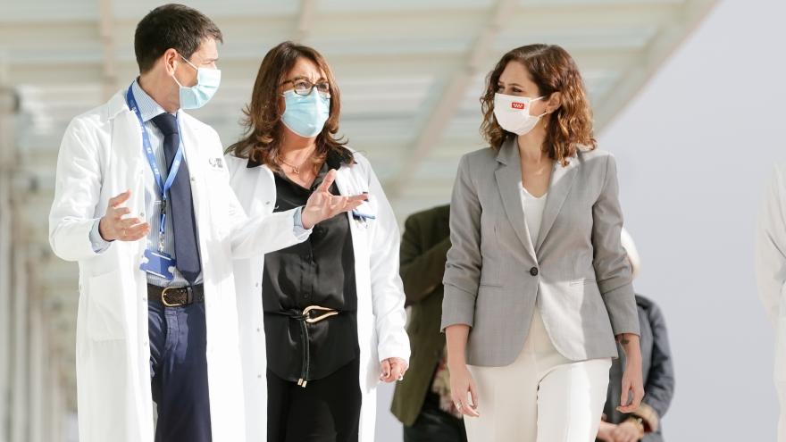 La presidenta recorriendo las instalaciones del hospital con los jefes del equipo médico