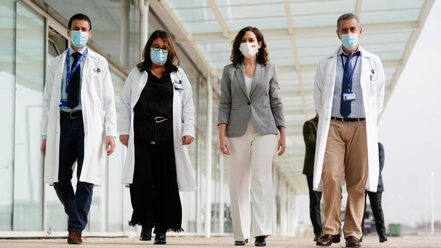 La presidenta recorriendo las instalaciones del hospital con los jefes del equipo médico