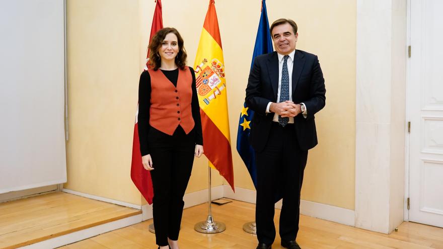 La presidenta junto al vicepresidente y las banderas constitucionales