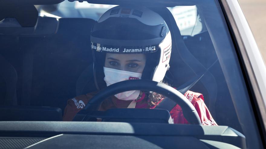 La presidenta con casco al volante de un coche