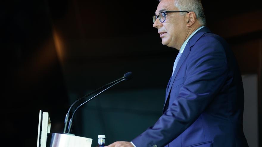 El consejero Carlos Izquierdo interviniendo en el atril