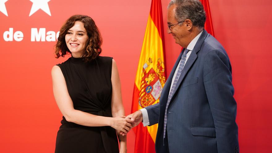 La presidenta estrechando la mano de Enrique Ossorio